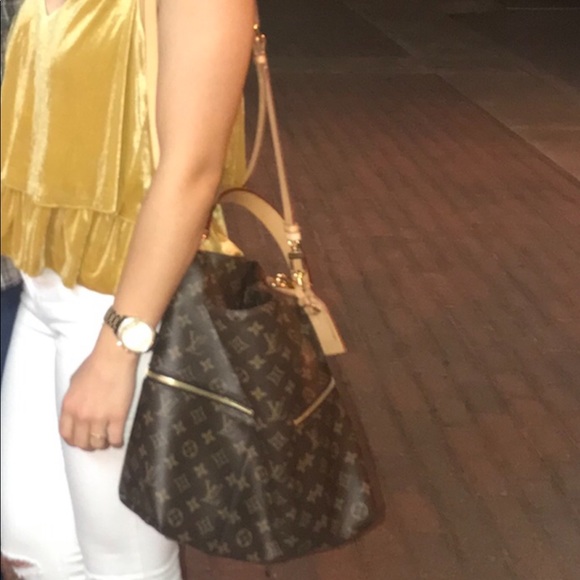 LV LIKE NEW PURSE - Picture 5 of 5